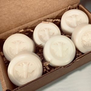 Gift box with set of 6 vanilla honey bee soaps